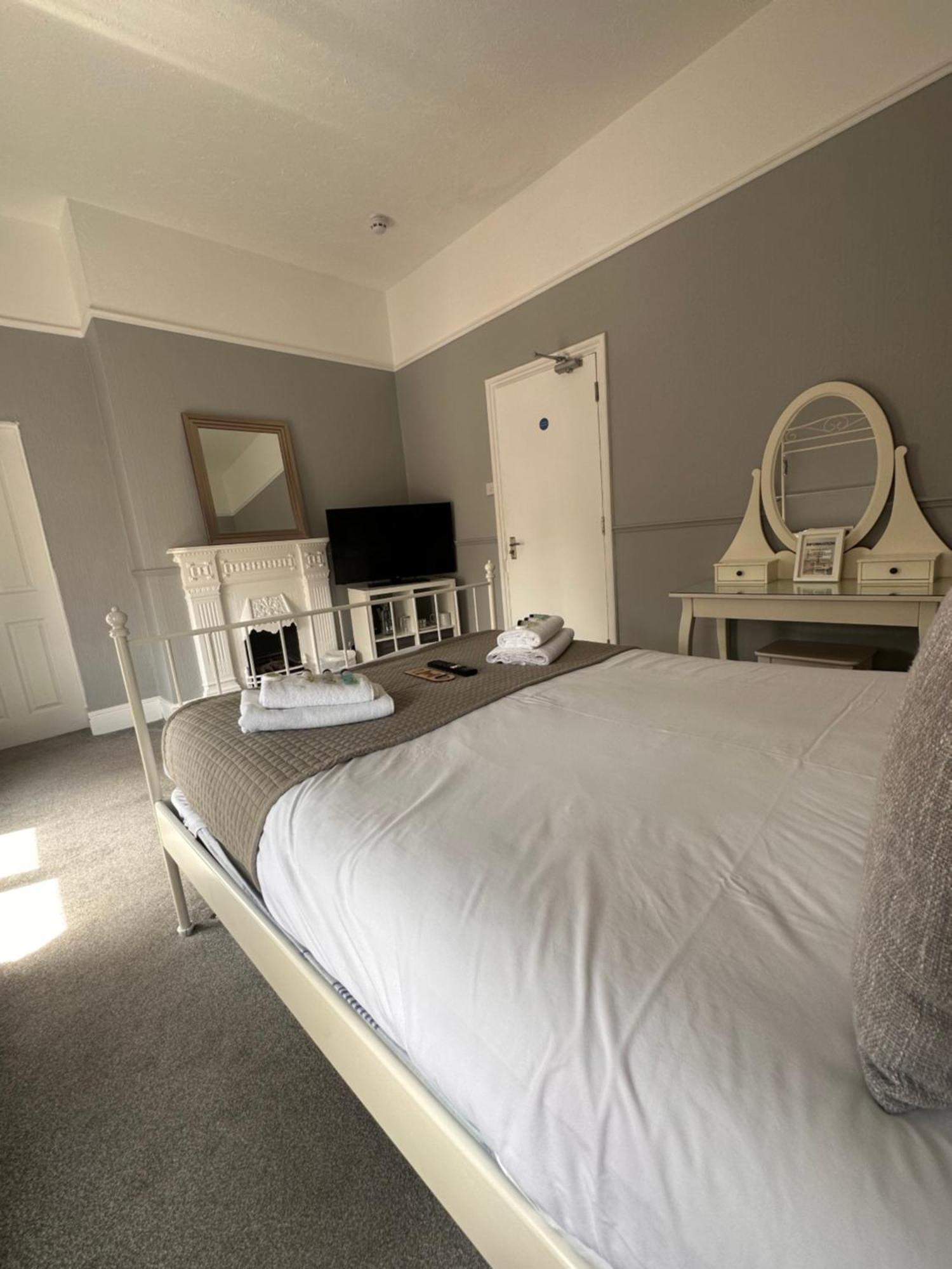 Bed and Breakfast The Six Bells Rochester  Exteriér fotografie