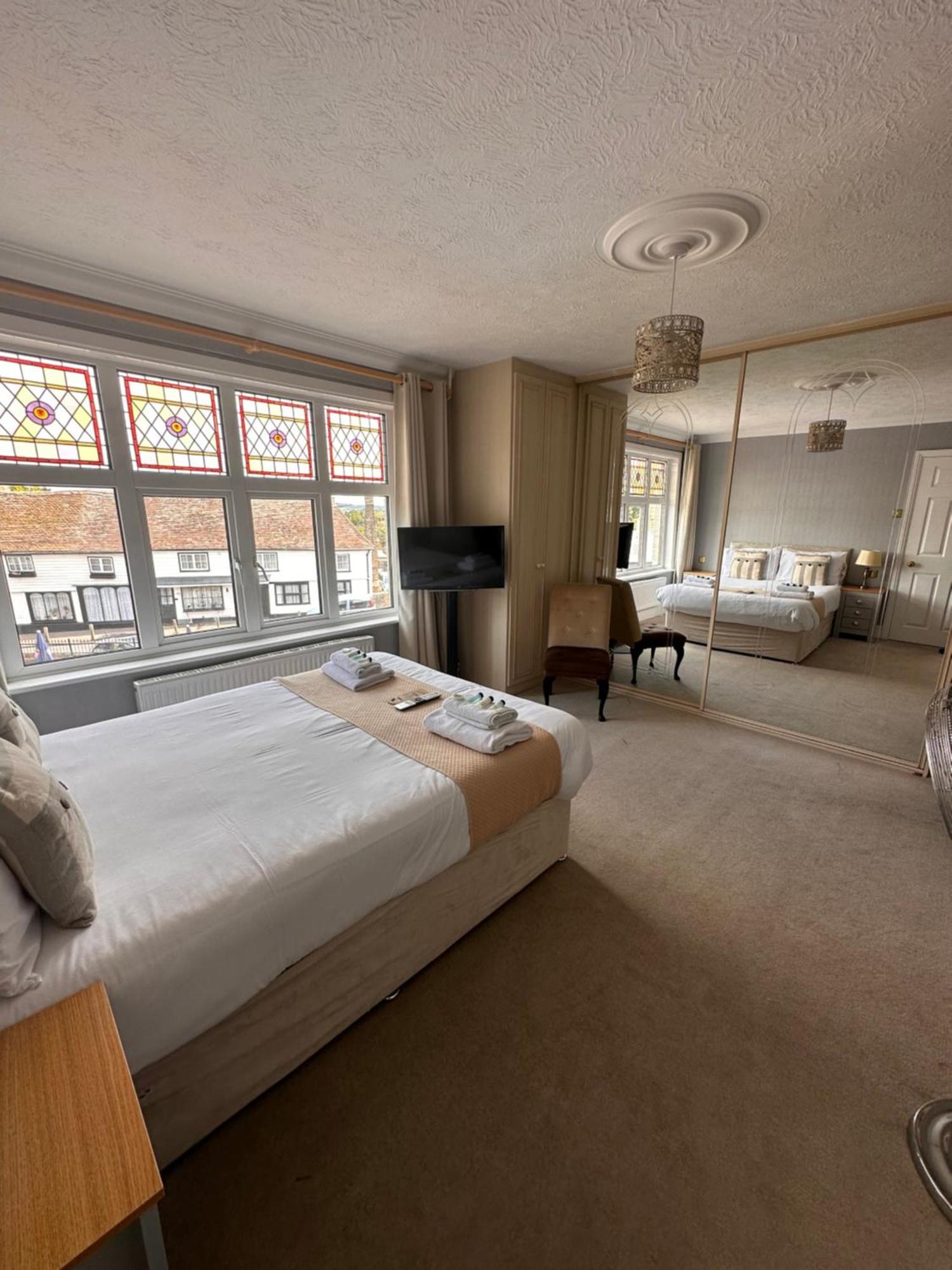 Bed and Breakfast The Six Bells Rochester  Exteriér fotografie